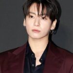 Jung Kook memicu perdebatan usai siaran langsung dini hari yang dinilai lebih terbuka dari biasanya.