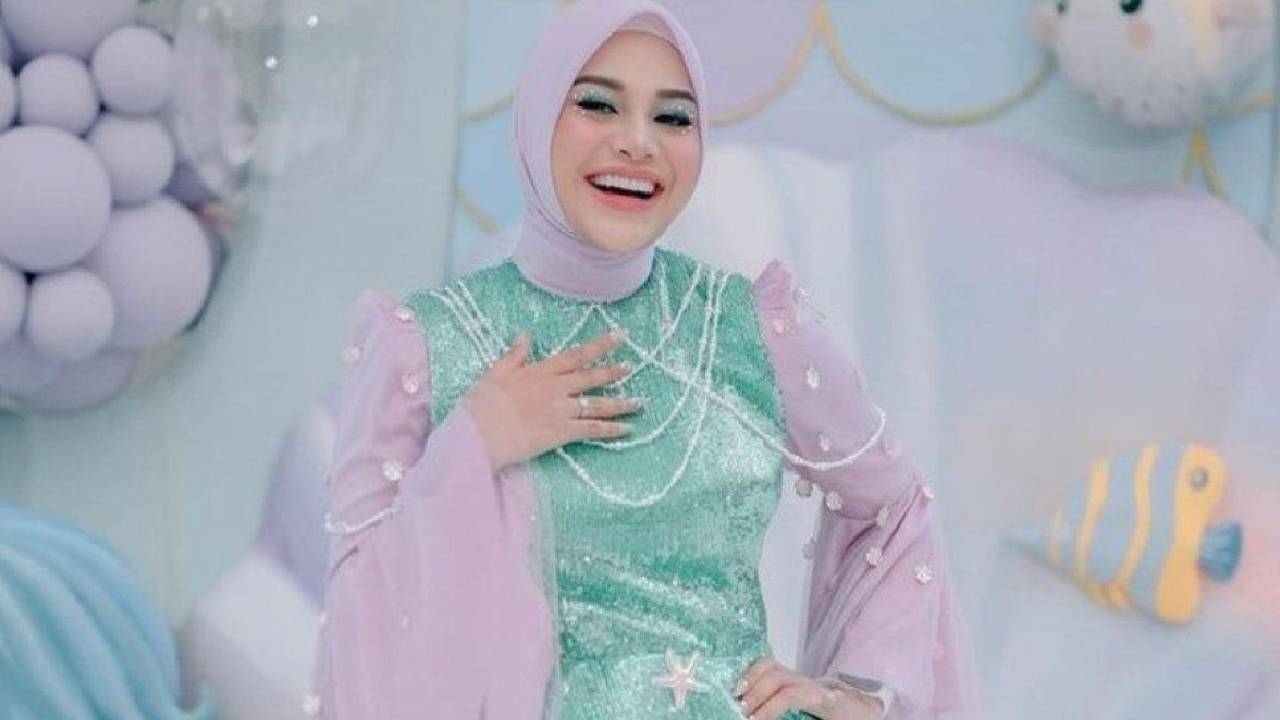 Atta Halilintar mengungkap keinginan adopsi anak laki-laki sambil menghormati keputusan Aurel Hermansyah menunda kehamilan.