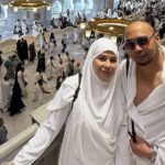 Meisya Siregar dan Bebi Romeo menjalani umrah di Mekah sebelum penerbangan mereka dibatalkan akibat penutupan wilayah udara.