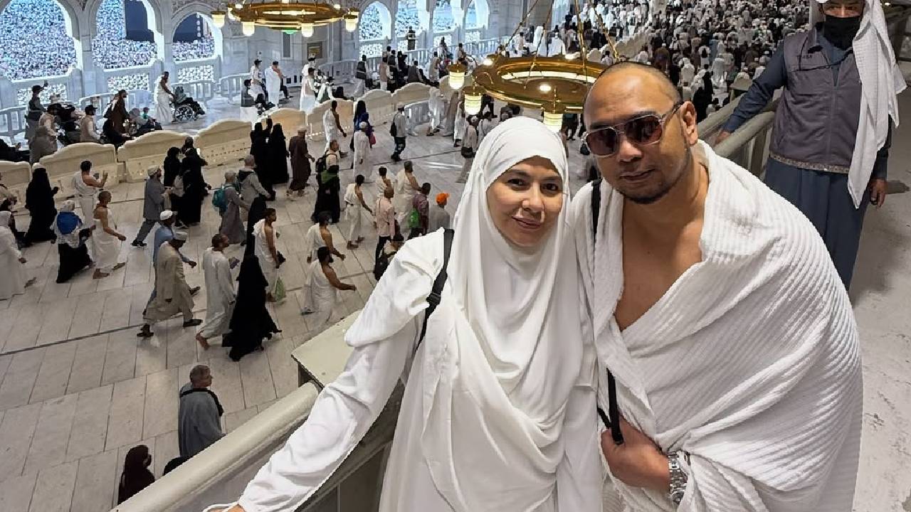 Meisya Siregar dan Bebi Romeo menjalani umrah di Mekah sebelum penerbangan mereka dibatalkan akibat penutupan wilayah udara.