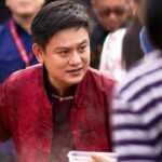 Bobon Santoso memamerkan piagam Guinness World Record usai memasak ribuan porsi Lontong Cap Go Meh.