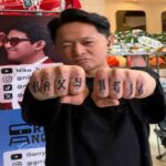 DJ Bravy memperlihatkan tato nama Raxy Neil di kedua tangannya sebagai simbol ikatan emosional yang tak terputus.