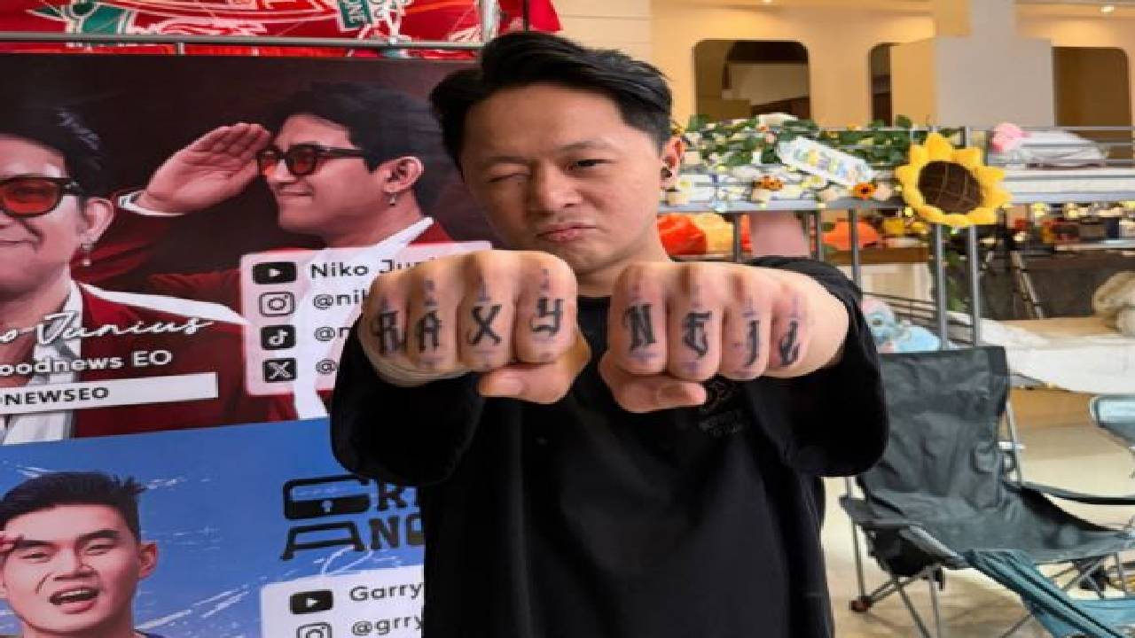 DJ Bravy memperlihatkan tato nama Raxy Neil di kedua tangannya sebagai simbol ikatan emosional yang tak terputus.