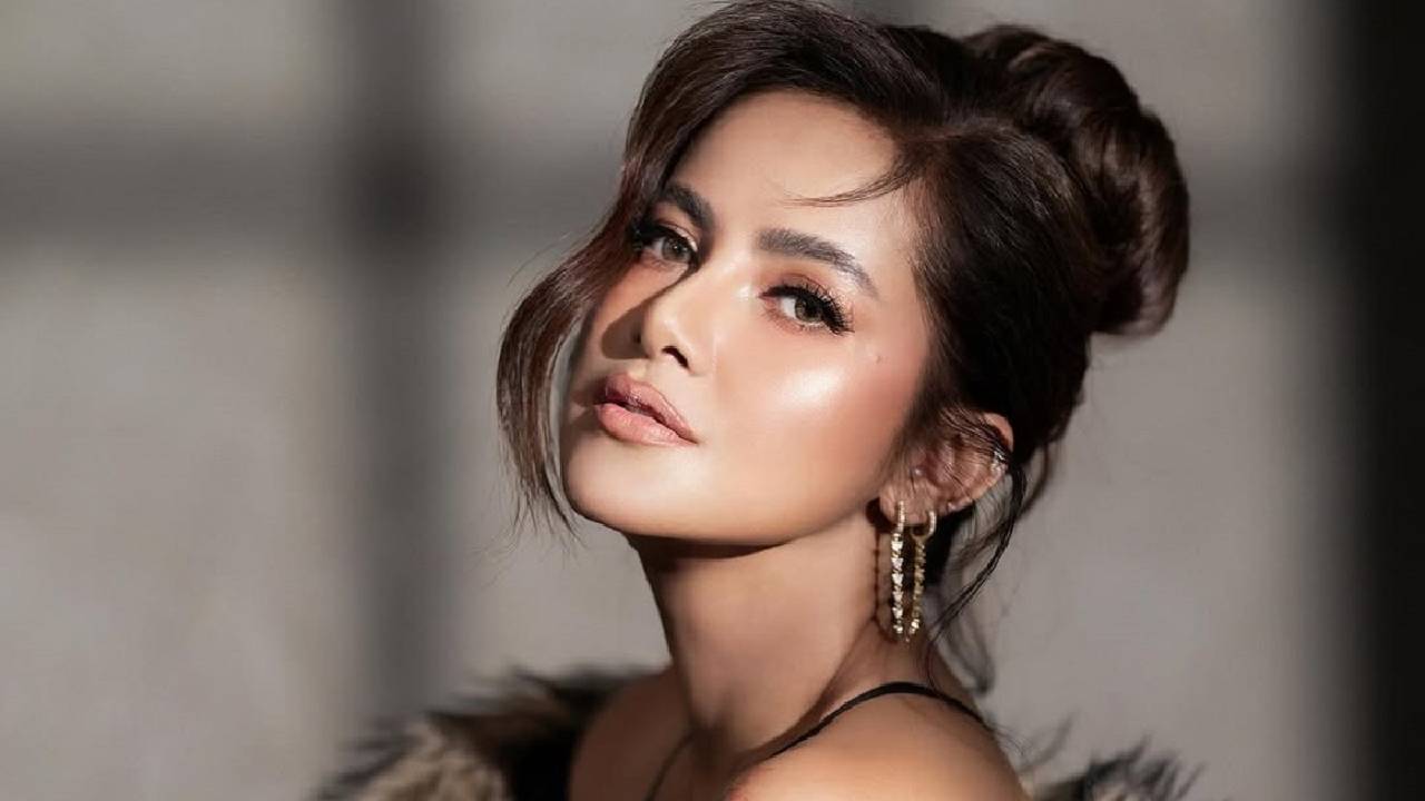 Olla Ramlan memilih merayakan Lebaran dengan cara sederhana tanpa mudik, menekankan makna kebersamaan yang personal.