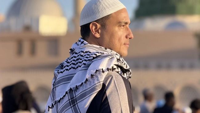 Aktor dan presenter Hamish Daud dalam perjalanan umrahnya, sebuah momen spiritual yang menandai babak baru dalam hidupnya setelah perceraian.