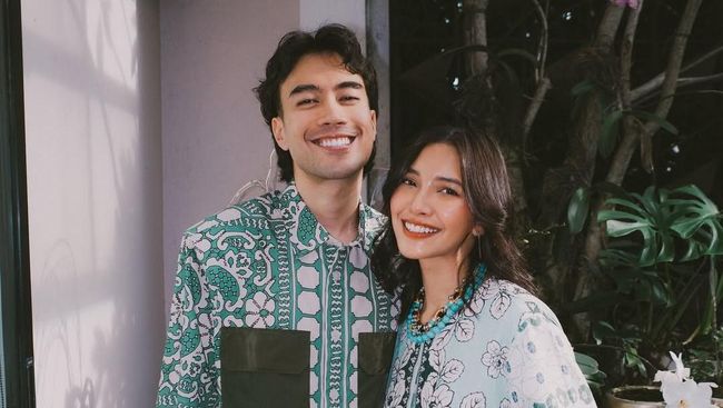 Momen kebersamaan Vidi Aldiano dan Sheila Dara. Di balik senyum yang terpancar, tersimpan kisah perjuangan dan ketulusan cinta yang menjadi inspirasi.