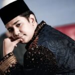 Syakir Daulay, di balik perannya di dunia hiburan, menemukan pelajaran kepemimpinan dan introspeksi diri saat menjadi imam salat Id.