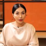 Denada saat memberikan klarifikasi di salah satu acara bincang-bincang yang dipandu Feni Rose, sebuah momen yang memicu babak baru dalam perseteruannya dengan Ressa Rossano.