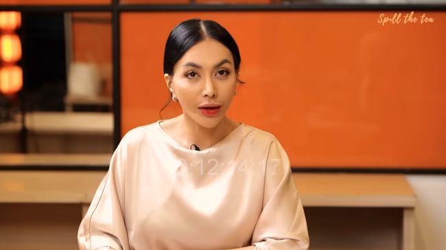 Denada saat memberikan klarifikasi di salah satu acara bincang-bincang yang dipandu Feni Rose, sebuah momen yang memicu babak baru dalam perseteruannya dengan Ressa Rossano.