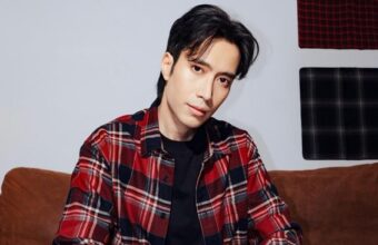 Vidi Aldiano, dalam salah satu potretnya, membagikan senyum yang menjadi simbol perjuangan dan resiliensi selama melawan kanker ginjal.