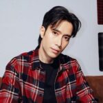 Vidi Aldiano, dalam sebuah potret yang menangkap semangatnya. Di balik senyumnya, tersimpan perjuangan kesehatan berlapis yang tak pernah memadamkan cahayanya.