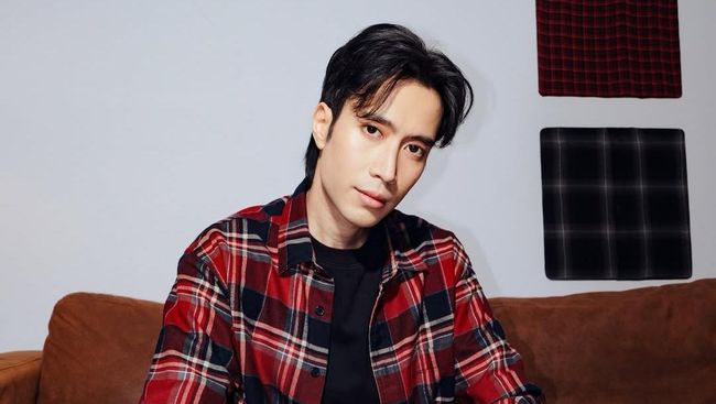 Vidi Aldiano, dalam sebuah potret yang menangkap semangatnya. Di balik senyumnya, tersimpan perjuangan kesehatan berlapis yang tak pernah memadamkan cahayanya.