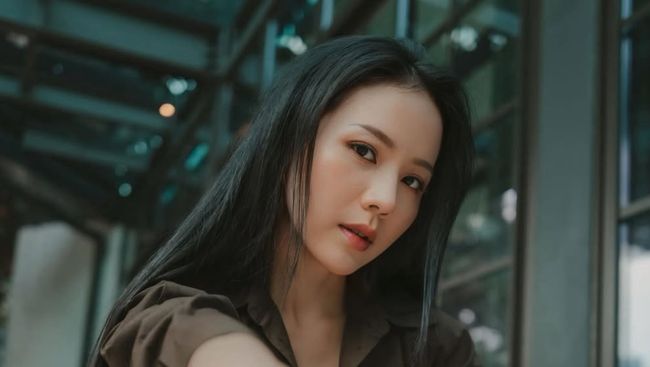 Potret Agnes Jennifer dalam balutan gaun pengantin yang diunggah kembali di tengah proses perceraiannya, menjadi simbol ironis dari sebuah perjalanan cinta yang kini telah usai.