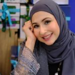 Deswita Maharani bersama putranya, Abay. Metode mengajarkan puasa dengan hadiah menjadi cerminan dilema parenting modern yang kerap dihadapi orang tua.
