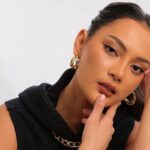 Erika Carlina bersama putranya, Andrew, dalam prosesi tedak siten yang sarat akan makna filosofi kehidupan.