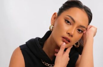 Erika Carlina bersama putranya, Andrew, dalam prosesi tedak siten yang sarat akan makna filosofi kehidupan.