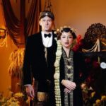 Detail busana adat Jawa yang dikenakan Justin Hubner dan Jennifer Coppen dalam sesi foto pre-wedding mereka, memancarkan aura sakral dan kemewahan yang seringkali sulit dibedakan dengan karya digital paling mutakhir.