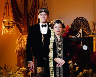 Detail busana adat Jawa yang dikenakan Justin Hubner dan Jennifer Coppen dalam sesi foto pre-wedding mereka, memancarkan aura sakral dan kemewahan yang seringkali sulit dibedakan dengan karya digital paling mutakhir.