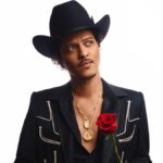 Bruno Mars di balik panggung. Single terbarunya, 'Risk It All', membuktikan bahwa formula musik yang matang dan penuh perasaan tidak akan pernah lekang oleh waktu.
