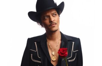 Bruno Mars di balik panggung. Single terbarunya, 'Risk It All', membuktikan bahwa formula musik yang matang dan penuh perasaan tidak akan pernah lekang oleh waktu.