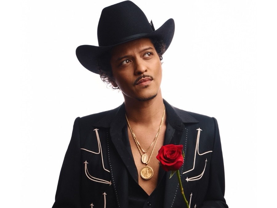 Bruno Mars di balik panggung. Single terbarunya, 'Risk It All', membuktikan bahwa formula musik yang matang dan penuh perasaan tidak akan pernah lekang oleh waktu.