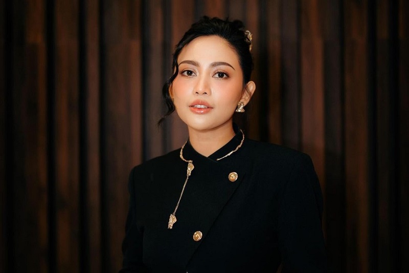 Rachel Vennya, selebgram sekaligus pengusaha yang membuktikan kemandirian finansial melalui berbagai lini bisnis di tengah sorotan kehidupan pribadinya.