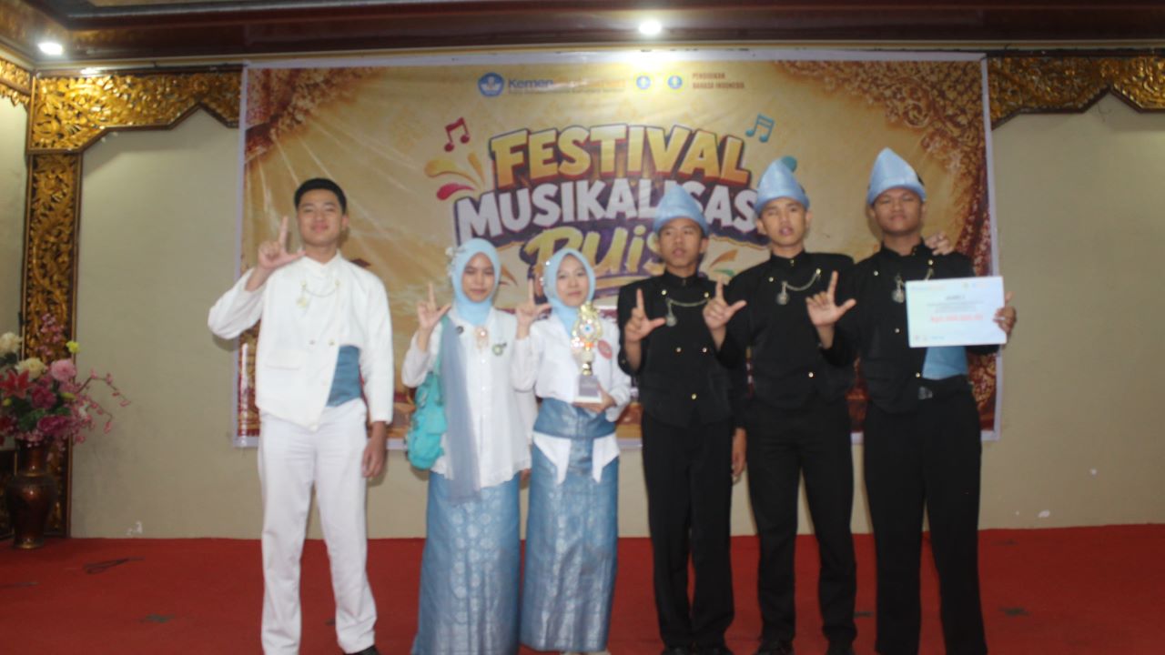 Momen kemenangan Lan BG Art Community sebagai juara 1 Festival Musikalisasi Puisi Sumsel 2026